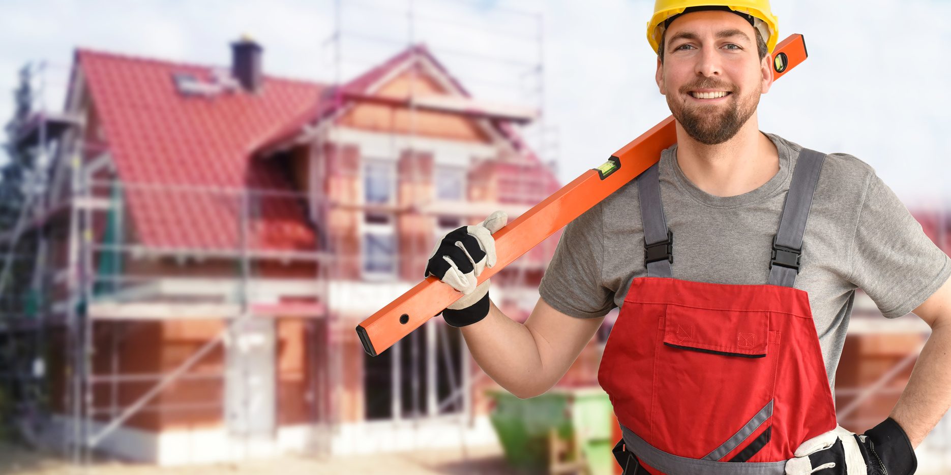 Handwerker/ Bauarbeiter vor einem Neubau Einfamilienhaus